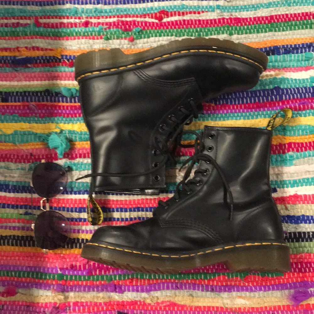 Black Dr. Martens boots!! 1460